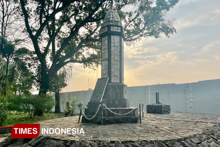 Monumen Potlot yang ada di kawasan Taman Makam Pahlawan Raden Wijaya, Blitar, Jawa Timur pada Sabtu Sore 09/08/2025 (FOTO: Ardana Pramayoga/TIMES Indonesia)