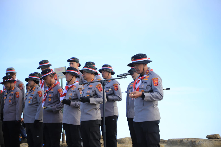 Polda-Jabar-kibarkan-bendera-Merah-Putih-di-Puncak-Gunung-Ciremai-b.jpg