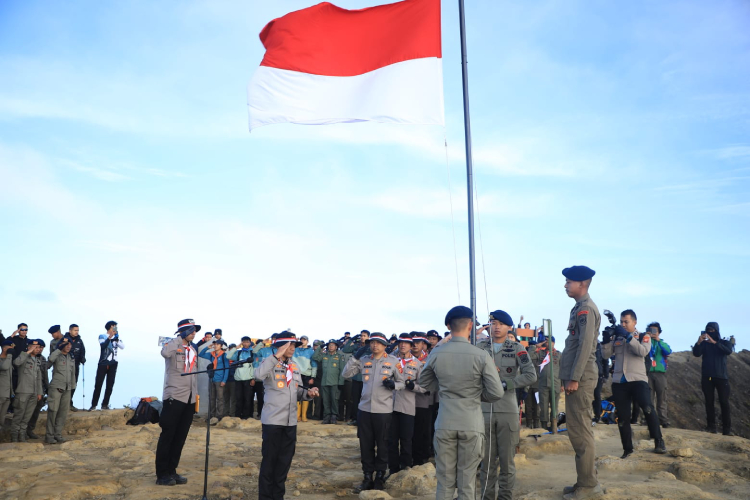 Polda Jabar Kibarkan Merah Putih di Puncak Gunung Ciremai, Tegaskan Semangat Nasionalisme