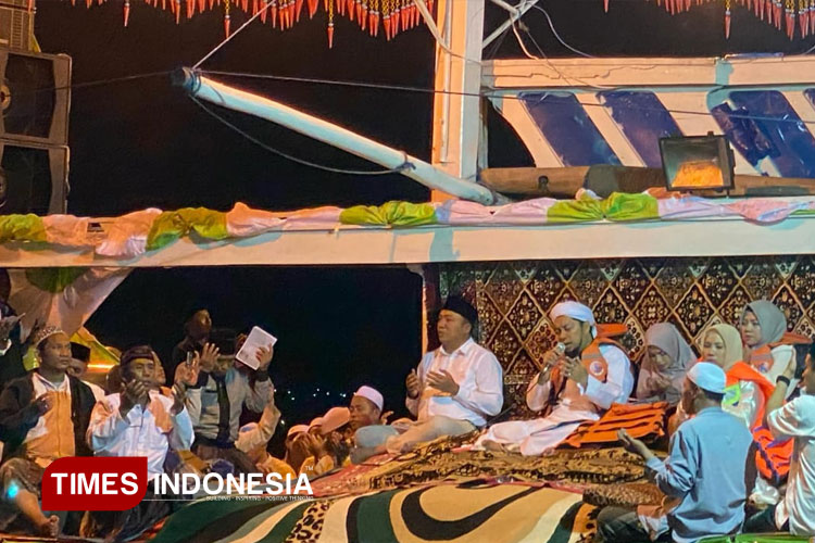 Qoshidah Burdah di Atas Laut, Tradisi Unik Nelayan Situbondo Panjatkan Doa Keselamatan