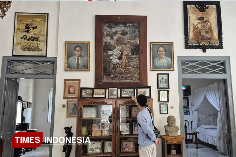 Suasana-ruang-keluarga-di-Istana-Gebang-Blitar.jpg