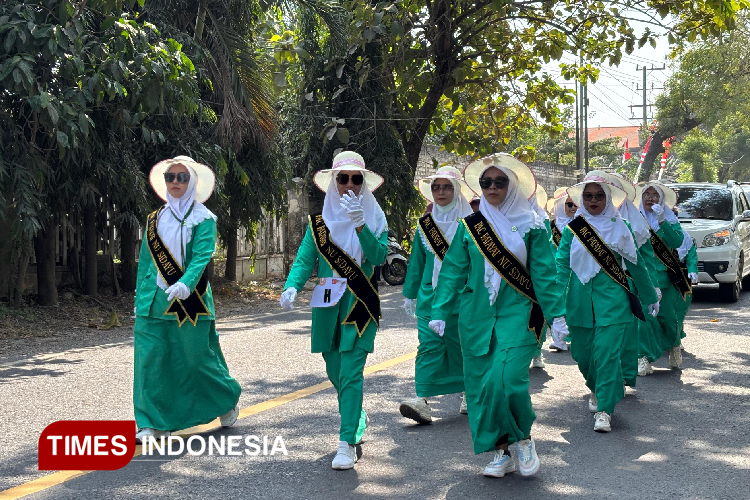 gerak-jalan-di-depan-Balai-Desa-Wadeng-Sidayu-be7de0e6fd544d909.jpg