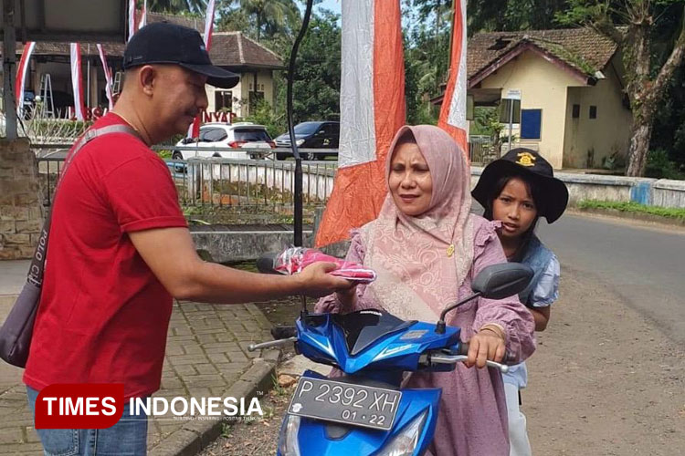 Foto A. Bakesbangpol Banyuwangi membagikan bendera di wilayah Kecamatan Glagah. (Foto: Fazar Dimas/TIMES Indonesia). Foto B. Bakesbangpol Banyuwangi membagikan bendera kepada nelayan Muncar. (Foto: Fazar Dimas/TIMES Indonesia). Foto C. Tengah, Ke