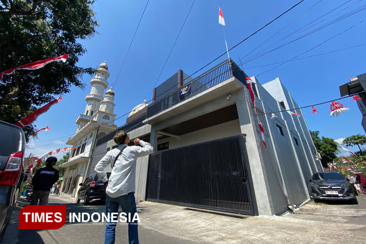 Dokter di Bondowoso Bentangkan Bendera One Piece di pagar lantai satu rumahnya (FOTO: Moh Bahri/TIMES Indonesia)