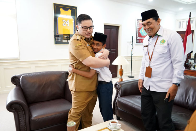 Bupati Kediri saat memeluk Pengidolanya anak MTs Negeri di ruang kerjanya (Foto: Diskominfo Kabupaten Kediri)