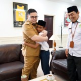 Sambutan Hangat Bupati Kediri Saat Bertemu Pengidolanya Anak MTs di Ruang Kerjanya