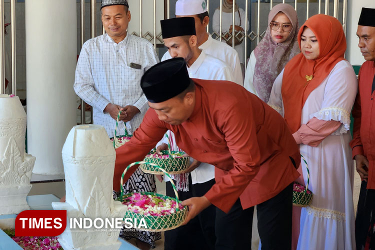 Jelang Harjakasi ke-207, Mas Rio Zaiarah Makam Bupati Situbondo Terdahulu
