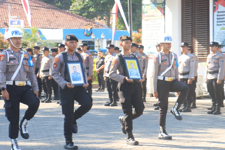 Dua personel Polres Probolinggo (dalam Foto) diberhentikan dengan tidak hormat karena langgar kode etik. (Foto: Humas Polres Probolinggo Kota For TIMES Indonesia)