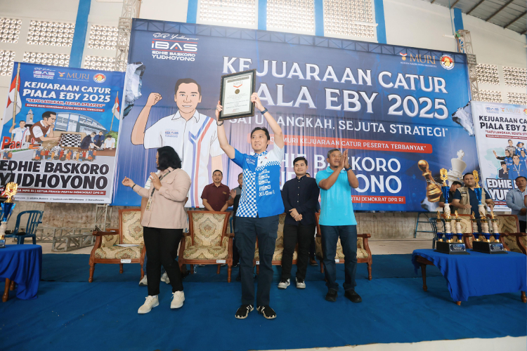 Anggota DPR RI Dapil Jatim VII, Edhie Baskoro Yudhoyono menunjukkan sertifikat rekor MURI kejuaraan catur dengan jumlah peserta terbanyak di Indonesia.