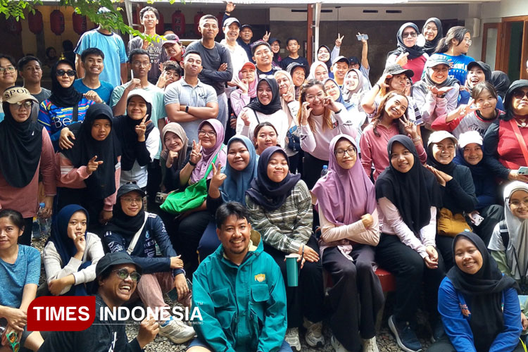 Foto bersama peserta Footish Minggu (10/8/2025) usai jalan kaki 10.000 langkah yang terasa hangat kekeluargaannya. (FOTO: Tasya Luthfiany Widyadhana/TIMES Indonesia)