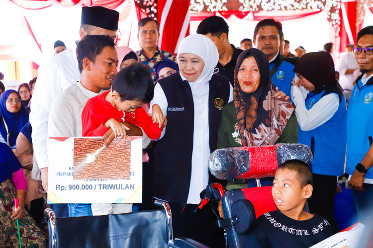 Gubernur Khofifah Salurkan Bantuan Rp12,6 Miliar Lebih dan Bagikan Bendera Merah Putih di Sampang