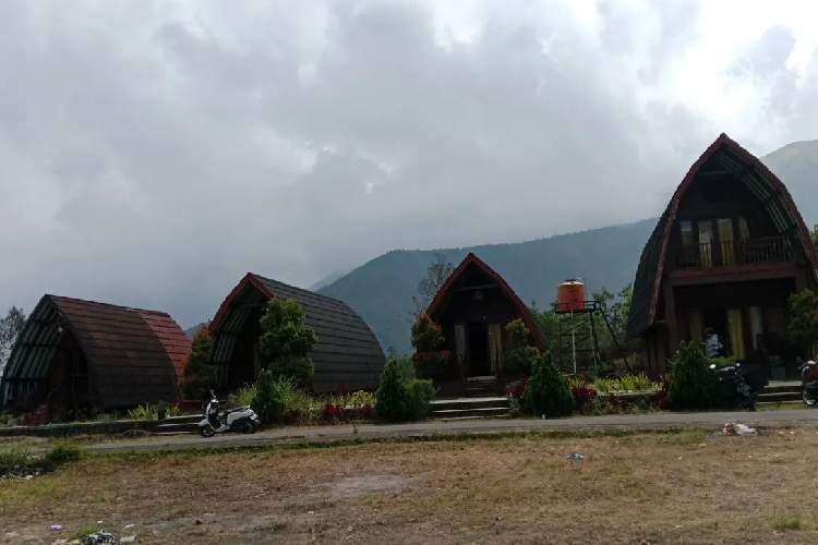 Akomodasi penginapan di kawasan Gunung Rinjani, Lombok, Nusa Tenggara Barat di Mataram, Senin (11/08/2025). (FOTO: ANTARA/Akhyar Rosidi)