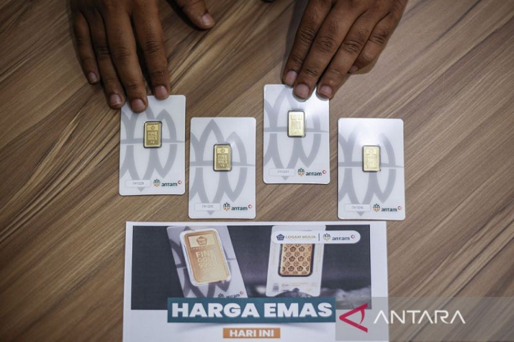 Pekerja menunjukkan emas yang dijual di Butik Emas Logam Mulia PT Aneka Tambang (ANTAM) Setiabudi One, Jakarta. (Foto: Antara/Dhemas Reviyanto/foc/pri)