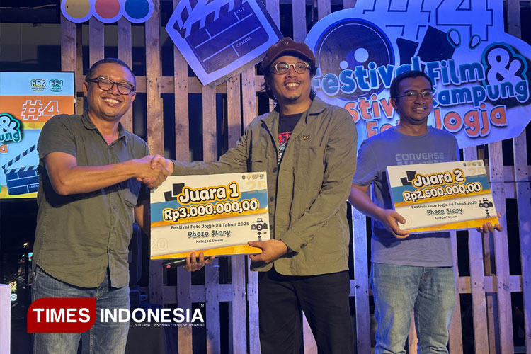 Kepala Dinkominfosan Kota Yogyakarta, Ignatius Trihastono menyerahkan plakat juara 1 festival foto kategori umum (FOTO: A Riyadi/TIMES Indonesia)