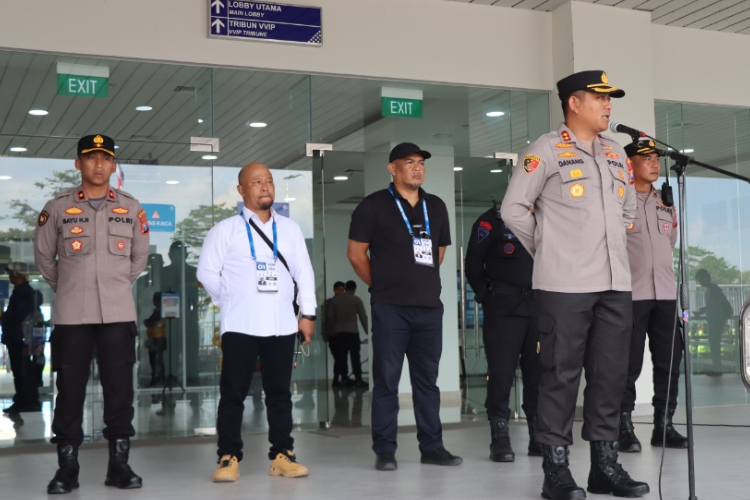Kapolres Malang AKBP Danang Setiyo P.S., saat memimpin apel pengamanan gabungan laga Arema FC vs PSBS Biak di Stadion Kanjuruhan Malang, Senin (11/8/2025). (Foto: Polres Malang)