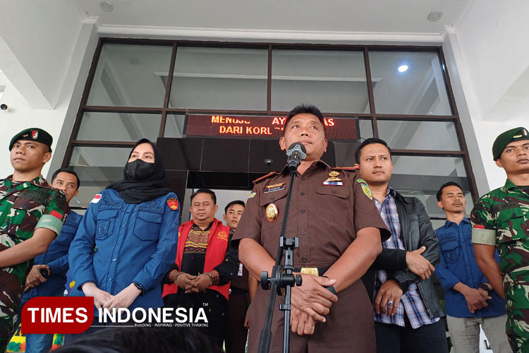 Kasie Intel Kejaksaan Negeri Cianjur, Angga Insana Husri (tengah), memberikan keterangan pers usai penetapan tersangka DG, kasus dugaan korupsi proyek Penerangan Jalan Umum (PJU) tahun anggaran 2023, di Cianjur, (FOTO: Wan/TIMES Indonesia)