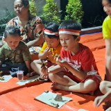 Warga RT 17 De Naila Gresik Gelar Lomba Makan Ikan dan Minum Susu untuk Cegah Stunting