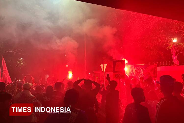 Jelang Perayaan HUT Arema ke-38, Ribuan Aremania Padati Stasiun dan Balai Kota Malang