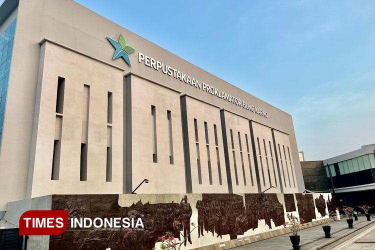 Tampak depan Gedung Perpustakaan Proklamator Bung Karno di Jalan Kalasan No.1, Kota Blitar, Jawa Timur. (FOTO: Ardana Pramayoga/TIMES Indonesia)