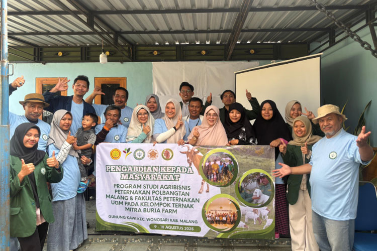 Tim Polbangtan Malang dan UGM saat melakukan pengabdian kepada masyarakat di Lereng Gunung Kawi, Kabupaten Malang pada 9-10 Agustus 2025. (Foto: Polbangtan Malang for TIMES Indonesia)