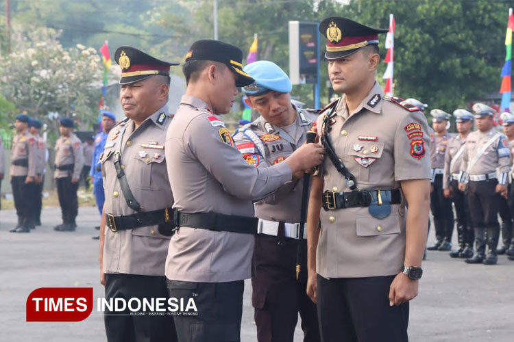 Serah terima jabatan dua pejabat di lingkungan Polres Sumba Timur dipimpin langsung oleh Kapolres Sumba Timur AKBP Gede Harimbawa.(FOTO:Habibudin/TIMES Indonesia)