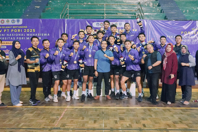 Kontingen Bola Voli Putra STKIP PGRI Pacitan sukses sabet medali emas di Porsenasma V 2025. (FOTO: STKIP for TIMES Indonesia)