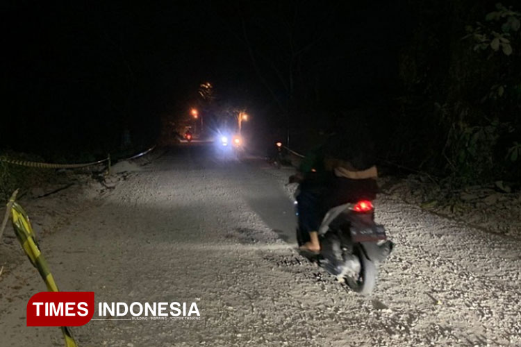 Dikeluhkan Pengendara, Warga Minta Jalan Pertigaan Gapura Ujungpangkah Diperbaiki