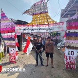 Warga di Mojokerto Manfaatkan Limbah Tekstil untuk Hiasan Gapura Kemerdekaan