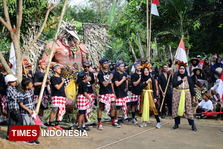 Selain kerbau, ogoh-ogoh berbentuk Garuda juga menyita banyak perhatian warga yang menyaksikan karnaval. (FOTO: Dok. Panitia for TIMES Indonesia)