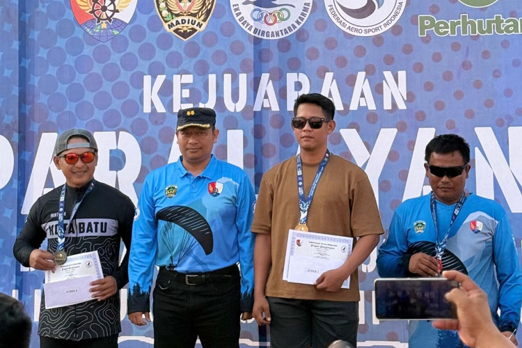Personel Kodim 0818/Malang-Batu, Koptu Laminto (paling kanan) menerima penghargaan usai meraih prestasi pada Kejuaraan Paralayang Danlanud Iswahyudi Cup Liga Jatim Seri III 2025, di Kabupaten Madiun kemarin. (Foto: dokpri/for TIMES Indonesia)