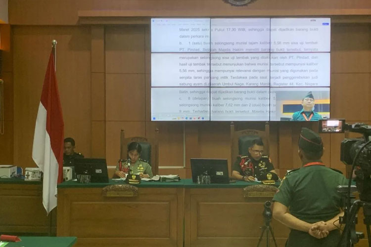 Terdakwa Kopda Bazarsah saat persidangan pembacaan vonis yang diketuai Kolonel CHK Fredy Ferdian Isnartanto di Pengadilan Militer I-04 Palembang, Senin (11/8/2025). (ANTARA/Ahmad Rafli Baiduri)