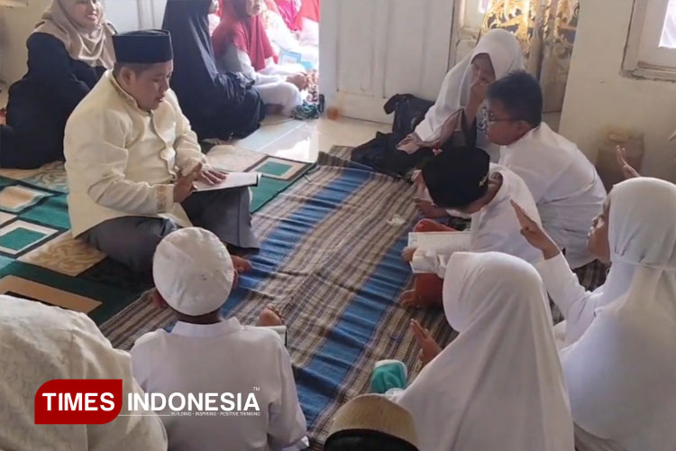 Rumah Sederhana di Sidoarjo Ini Jadi Tempat Anak Tuli Belajar Al-Quran dan Akademik