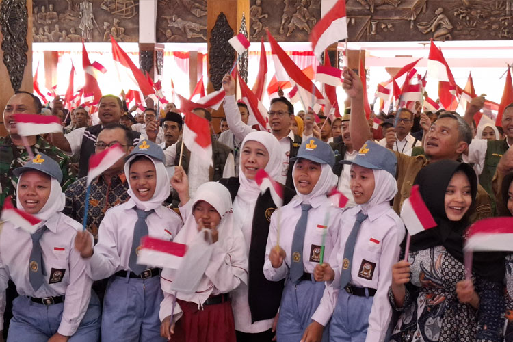 Tampak Gubernur Jatim Khofifah beserta ratusan siswa Sekolah Rakyat tampak semangat menyanyikan lagu juang untuk membakar semangat (Foto: Rojihan/TIMES Indonesia)