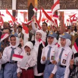 Lagu Juang Bergema, Gubernur Jatim Bakar Semangat Ratusan Siswa Sekolah Rakyat di Pacitan