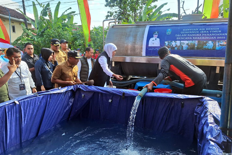 Antisipasi Kekeringan di Pacitan, Gubernur Khofifah Serahkan Bantuan Air Bersih, Tandon dan Jirigen