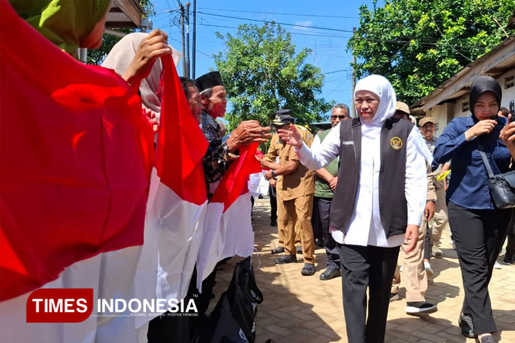 Paving Jalan Rampung, Warga Sumberharjo Pacitan Sambut Gubernur Jatim dengan Lagu Kebangsaan