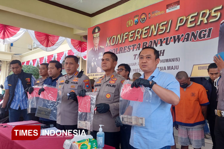 Konferensi Pers Polresta Banyuwangi menunjukkan BB hasil ungkap kasus Curanmor. (Foto : Anggara Cahya/TIMES Indonesia)