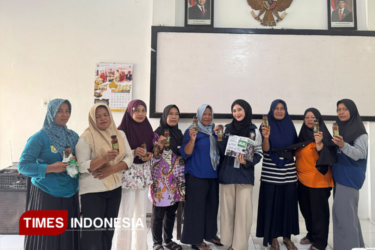 Momen mahasiswi KKN-T UNDIP saat memperkenalkan BioMelt. (FOTO: Nasywaa for TIMES Indonesia)