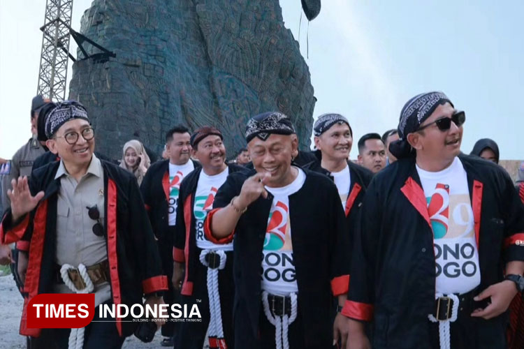 Didampingi Bupati Sugiri Sancoko Menteri Kebudayaan RI Fadli Zon hadiri pemasangan panel kepala burung merak di Monumen Reog Ponorogo. (FOTO: Marhaban/TIMES Indonesia)