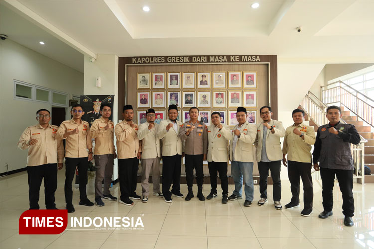 Kapolres Gresik AKBP Rovan Richard Mahenu bersama pengurus Pimpinan Daerah Pemuda Muhammadiyah Gresik usai audiensi di Polres Gresik (FOTO: PDPM Gresik for TIMES Indonesia).