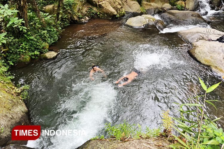 Nuansa-Berenang-di-Coban-Siuk.jpg