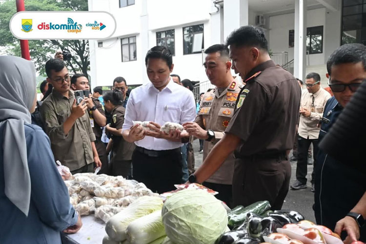 Bupati, Kapolres dan Kajari saat meninjau pasar murah Kejaksaan Cianjur dengan beberapa produknya dari warga binaan. (FOTO: Instagram @diskominfocianjur)