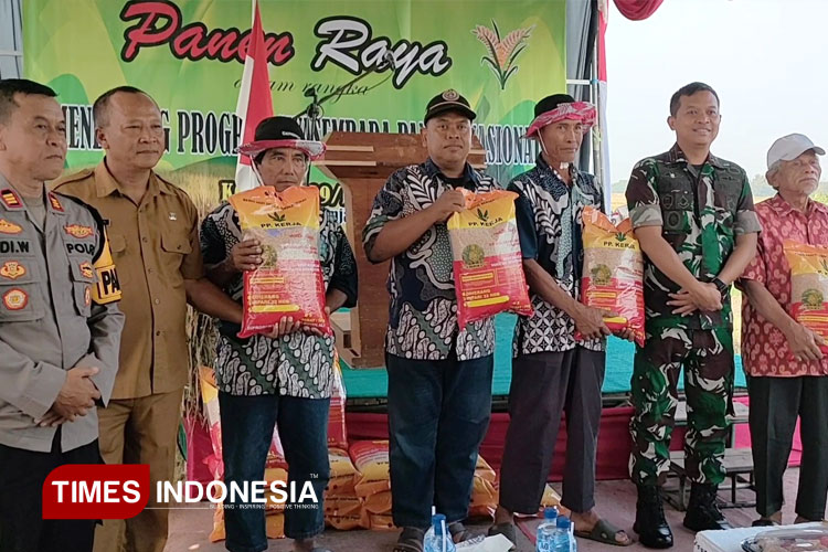 Penyerahan-benih-padi-dan-panen.jpg