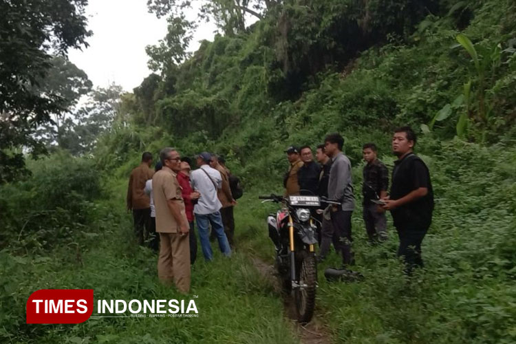 Tim pembangunan JLS Pansela survei lokasi di perbatasan Perkebunan Malangsari dengan KPH Perhutani Selatan. (Foto: Fazar Dimas/TIMES Indonesia)