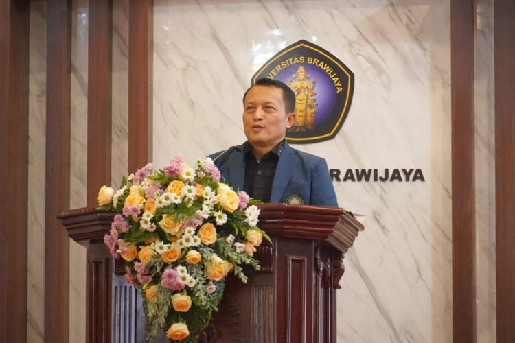 Jamwas Kejaksaan Agung RI, Dr. Rudi Margono, S.H., M.Hum saat memberikan kuliah umum kepada mahasiswa baru UB, Senin (11/8/2025). (Foto: Humas UB)