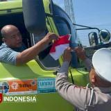 Semarak HUT RI, Satlantas Polres Probolinggo Kota Tebar Bendera Mini ke Pengendara