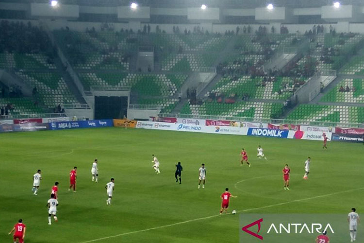 Laga antara Timnas Indonesia U-17 (putih) melawan Tajikistan (merah) pada laga perdana Piala Kemerdekaan di Stadion Utama Sumatera Utara, Selasa malam. (Foto: ANTARA/Juraidi)