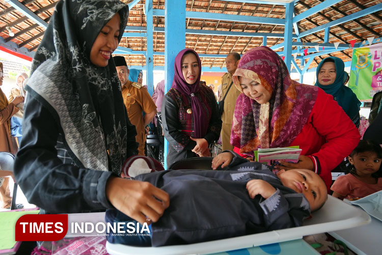 Wali Kota Mojokerto, Ika Puspitasari pada saat meninjau Lomba ILP yang berlangsung di Balai Dukuhan Pulokulon, Kelurahan Pulorejo, Selasa (12/8/2025). (Foto: Dok. TIMES Indonesia)