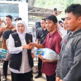 Tingkatkan Kesejahteraan, Gubernur Khofifah Berikan Bantuan Khusus ke Nelayan Pacitan