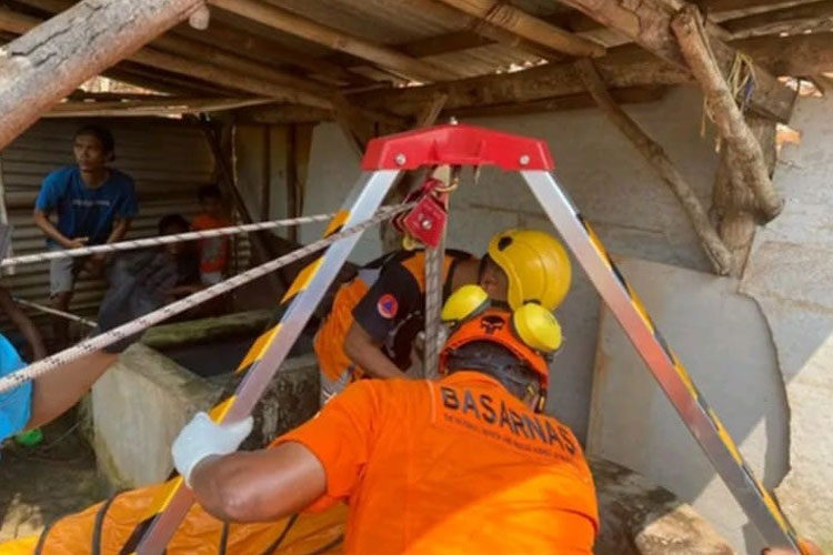 Tim Gabungan pada saat mengevakuasi korban di sumur milik seorang warga di Desa Bantarbolang, Kecamatan Bantarbolang. (Foto: Istimewa)